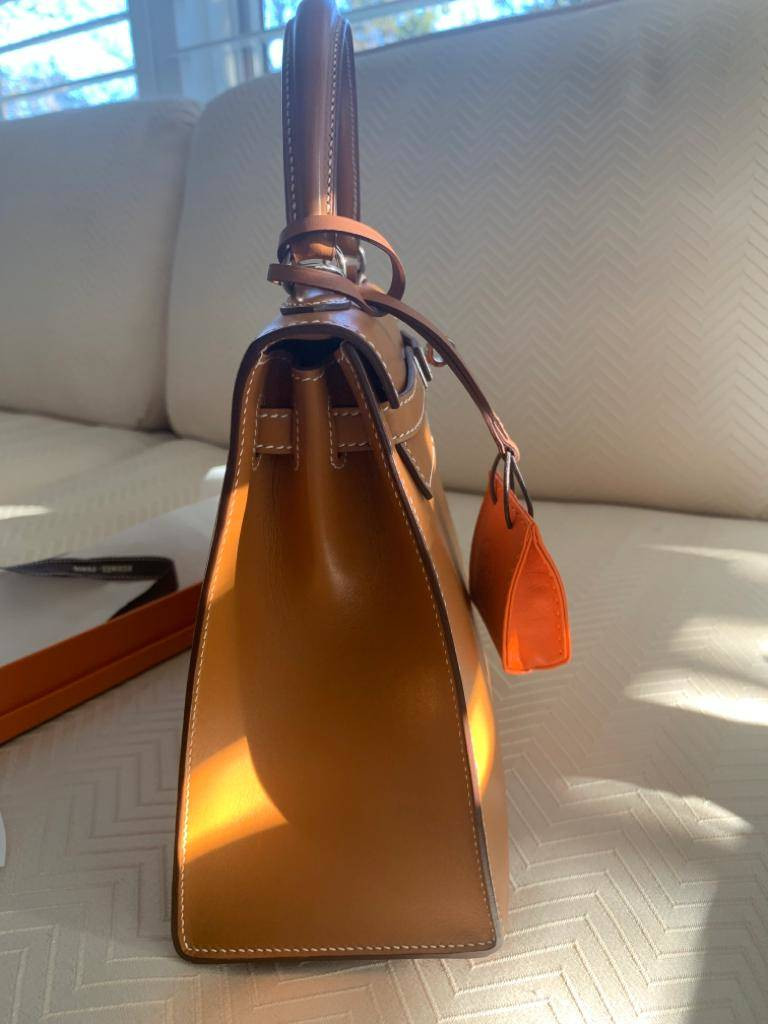 Do đó, khách hàng không thể bước vào một cửa hàng Hermès và đi ra ngoài với một chiếc túi Hermès Birkin. Thay vào đó, họ phải đặt hàng và chờ vài tháng trước khi nhận được hàng.