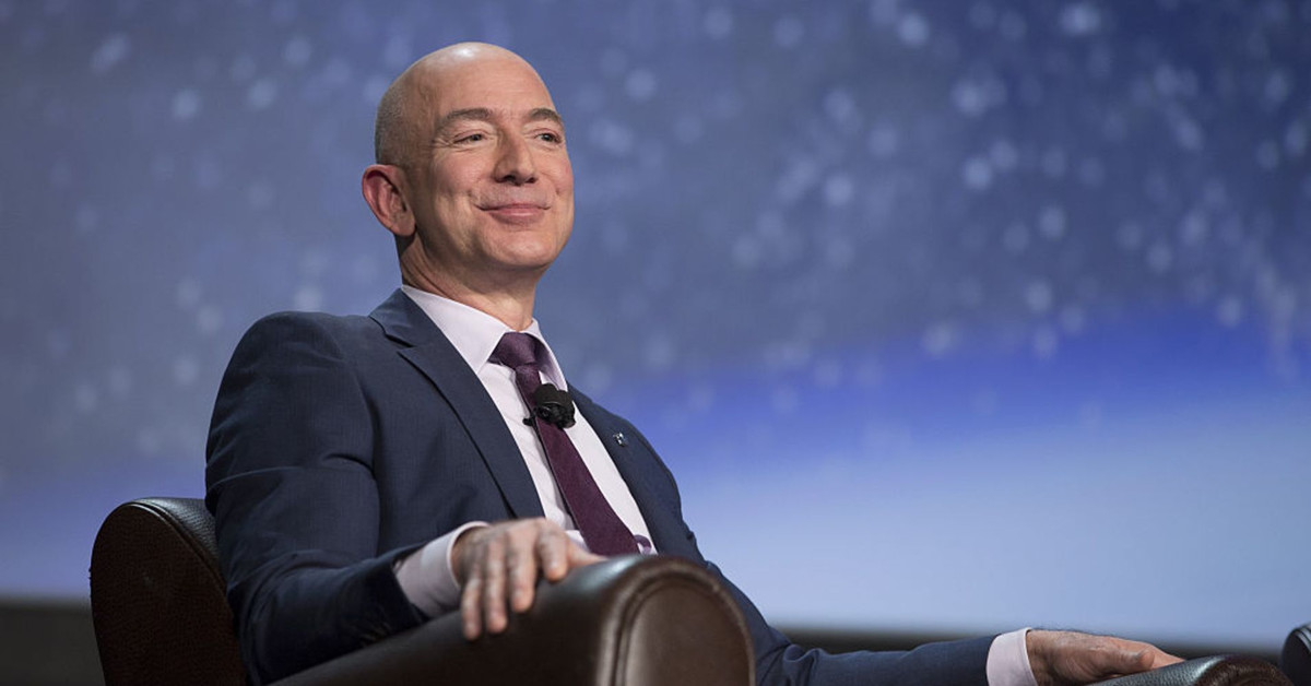 Bezos giàu có đến mức, theo tính toán của tờ Business Insider, 88.000 USD của Bezos tương đương với 1 USD của người Mỹ thông thường.