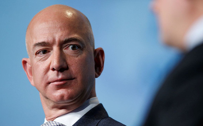 Theo thống kê mới nhất của Forbes, tỷ phú Jeff Bezos vẫn giữ vị trí người giàu nhất thế giới với 113 tỷ USD, phần lớn đến từ cổ phần ông nắm giữ tại Amazon.