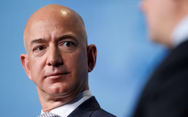 Theo thống kê mới nhất của Forbes, tỷ phú Jeff Bezos vẫn giữ vị trí người giàu nhất thế giới với 113 tỷ USD, phần lớn đến từ cổ phần ông nắm giữ tại Amazon.