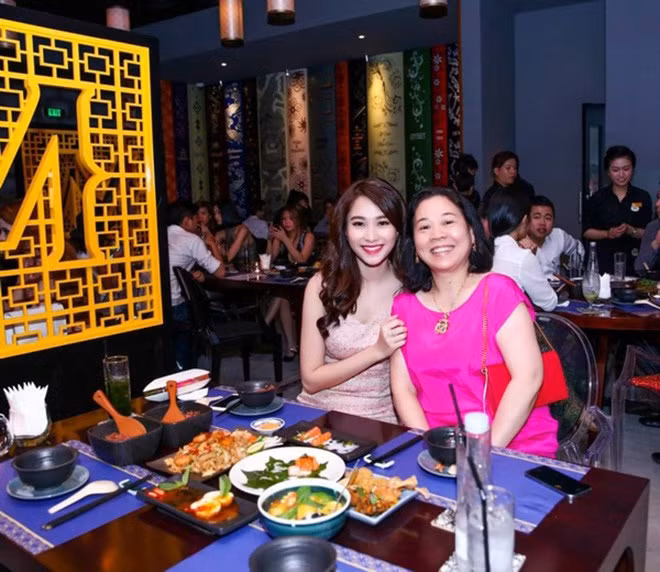 Mẹ chồng Hoa hậu Thu Thảo từng kể: "Đã có lúc, lau tủ lạnh cho chủ nhà, tôi nghĩ rằng biết bao giờ mình mới có tiền để mua một chiếc như vậy! Khi mở tủ thấy có nhiều đồ ăn ngon, tôi lại nghĩ nếu có tủ rồi thì làm sao có tiền để mua đồ ăn". Ảnh: Internet.