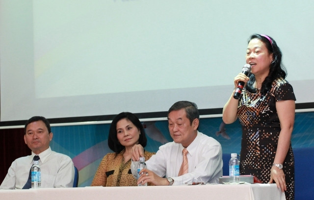 Dù khó khăn, bà vẫn cố gắng học tập và trúng tuyển vào trường đại học Y Dược. Tuy nhiên, đến năm thứ 4, bà đành dở dang việc học để tiếp tục chống đỡ cho cả gia đình. Ảnh: Vietnamnet.