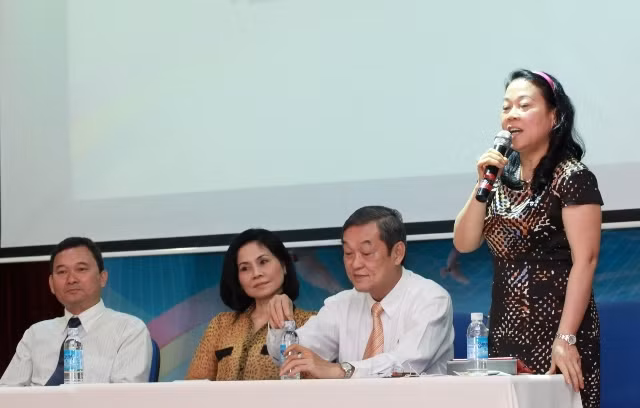 Dù khó khăn, bà vẫn cố gắng học tập và trúng tuyển vào trường đại học Y Dược. Tuy nhiên, đến năm thứ 4, bà đành dở dang việc học để tiếp tục chống đỡ cho cả gia đình. Ảnh: Vietnamnet.