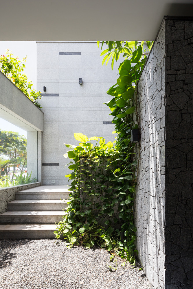 Từ ý tưởng tạo ra một không gian xanh gần gũi thiên nhiên, toàn bộ nhà được thiết kế mở, có nhiều cây xanh và lấy tối đa ánh sáng tự nhiên.