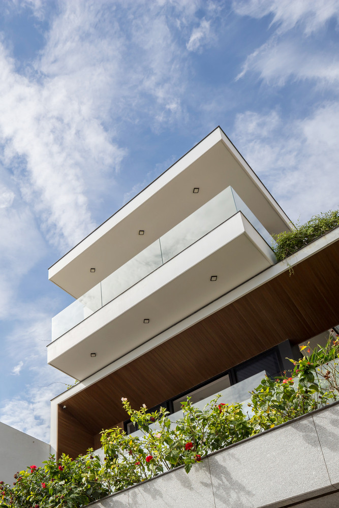 Hạn chế lớn nhất của công trình là khu đất chỉ có một mặt thoáng, giống như hầu hết các ngôi nhà phố ở Việt Nam.