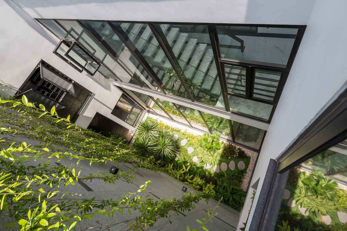 Bên cạnh đó, các khoảng trống và cây được bố trí xen kẽ để bất kỳ góc nào trong nhà cũng đón ánh sáng và gió biển.