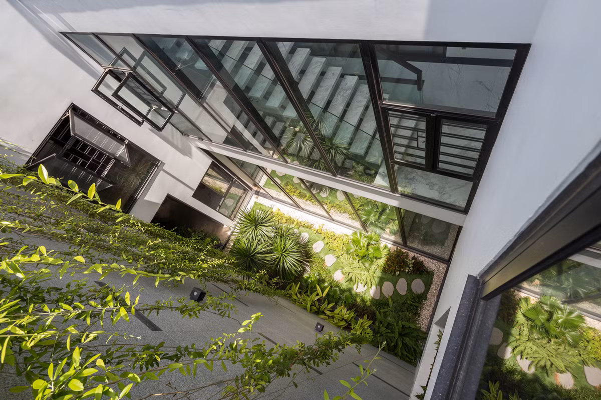 Bên cạnh đó, các khoảng trống và cây được bố trí xen kẽ để bất kỳ góc nào trong nhà cũng đón ánh sáng và gió biển.