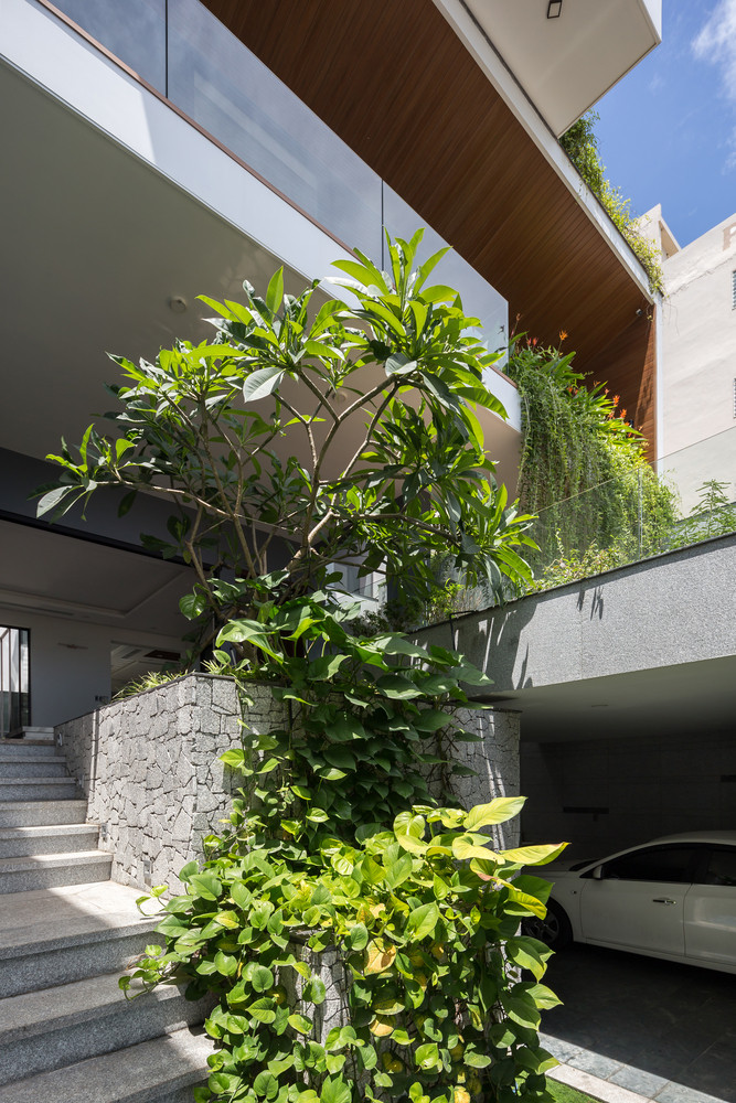 Thay vì thiết kế truyền thống (tầng một được bao quanh bởi hàng rào), toàn bộ khu vườn và khu vực tầng 1 được nâng lên cao hơn, vừa lấy ánh sáng, gió vừa cho tầm nhìn bao quát.