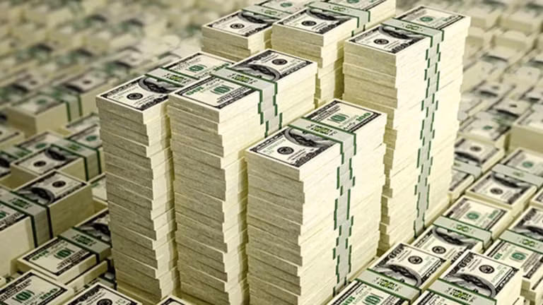 Khi kiếm được khoản lợi nhuận đầu tiên, mọi người thường muốn tiêu ngay. Nhưng theo tỷ phú Warren Buffett, thì nên tiếp tục đầu tư số tiền đó.