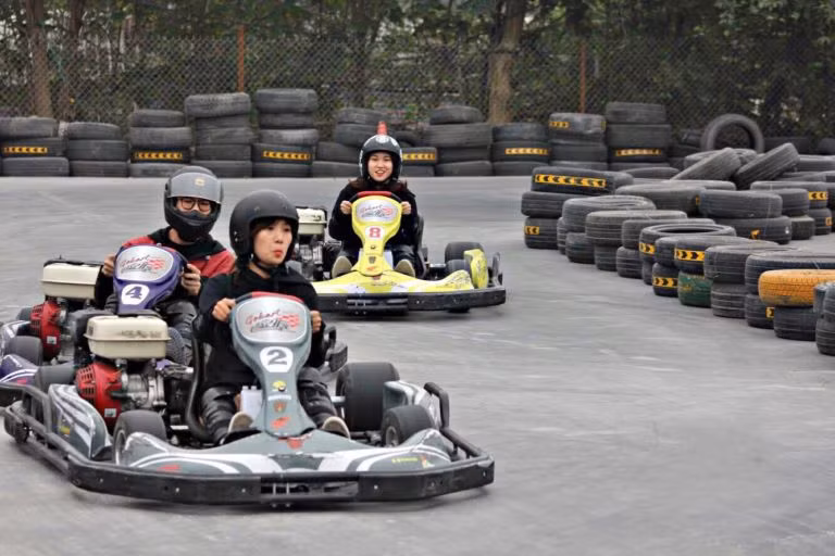 Tuy nhiên, chỉ có rich kid mới có đủ điều kiện chơi bộ môn thể thao này. Bởi, những chiếc xe Go-Kart đầu tiên ở miền Bắc, được mua mới với giá khoảng 3000 USD/chiếc (tương đương khoảng 70 triệu đồng). Ảnh: Halotravel.
