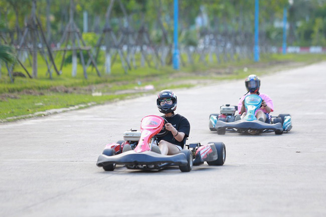 Do đó, để được trải nghiệm thú vui mới lẻ, người chơi loại xe này phải bỏ ra từ 3-5 triệu đồng/buổi. Ảnh: Dân Việt.