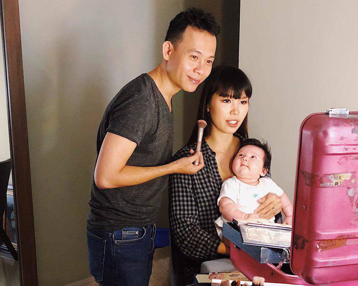 Không riêng gì Thân Thuý Hà mà trước đó, rất nhiều bà mẹ sao Việt cũng từng chia sẻ những khoảnh khắc tương tự, vừa phải chăm con, cho con bú nhưng vẫn phải chuẩn bị cho công việc. Điển hình như siêu mẫu Hà Anh.