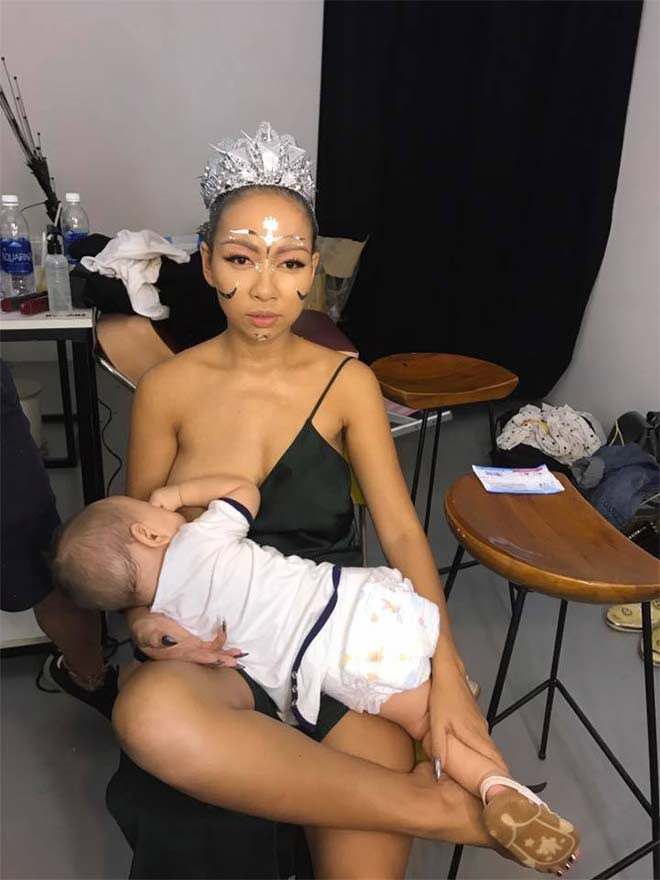 Nữ ca sĩ Thảo Trang cũng từng gây sốt mạng xã hội với bức ảnh "cho con bú trong hậu trường MV". "Đằng sau sự hào nhoáng của MV là hình ảnh này đây thưa quý vị" – Thảo Trang viết.