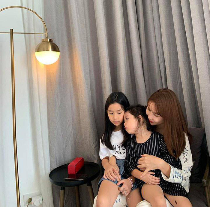 Một bức ảnh đơn giản nhưng thực sự chạm tới trái tim nhiều người mẹ. Rất nhiều người đã để lại lời bình cho bức ảnh bày tỏ sự đồng cảm dành cho nữ ca sĩ, họ thấu hiểu được nỗi vất vả của một người mẹ như Lưu Hương Giang.