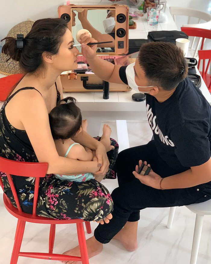 Thế nhưng cô con gái nhỏ chưa quen được với nếp sống thiếu mẹ. Bởi vậy mà mới đây những bức hình Thân Thuý Hà vừa ôm con vừa ngồi trang điểm để chuẩn bị đi diễn gây chú ý trong cộng đồng mạng.