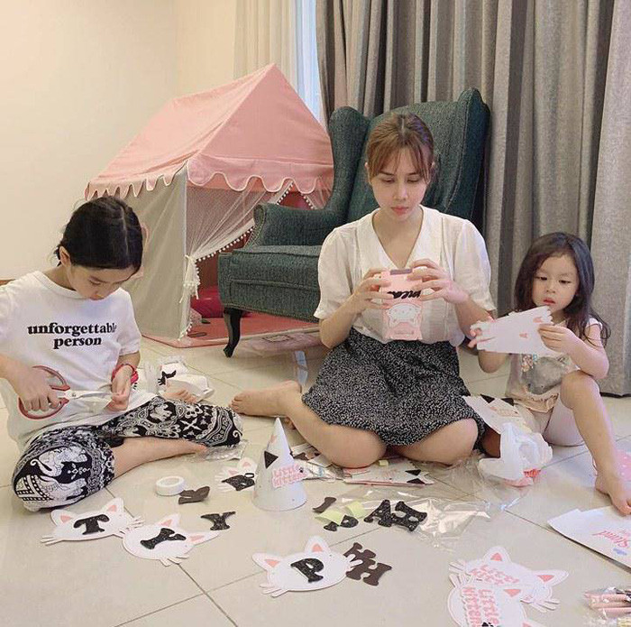 Bên cạnh đó, Lưu Hương Giang cho biết cô còn phải làm việc và làm mẹ ngay cả hôm đó là ngày nghỉ. "Tuy là chủ nhật nhưng cũng không được nhàn hạ cho lắm".