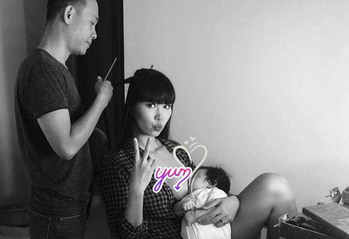 Cô bé Myla ngày nhỏ rất quấn mẹ, vì vậy, nữ siêu mẫu từng trải qua rất nhiều lần phải bế con trên tay, thậm chí là vừa cho con bú vừa gấp rút trang điểm để kịp giờ đi làm.