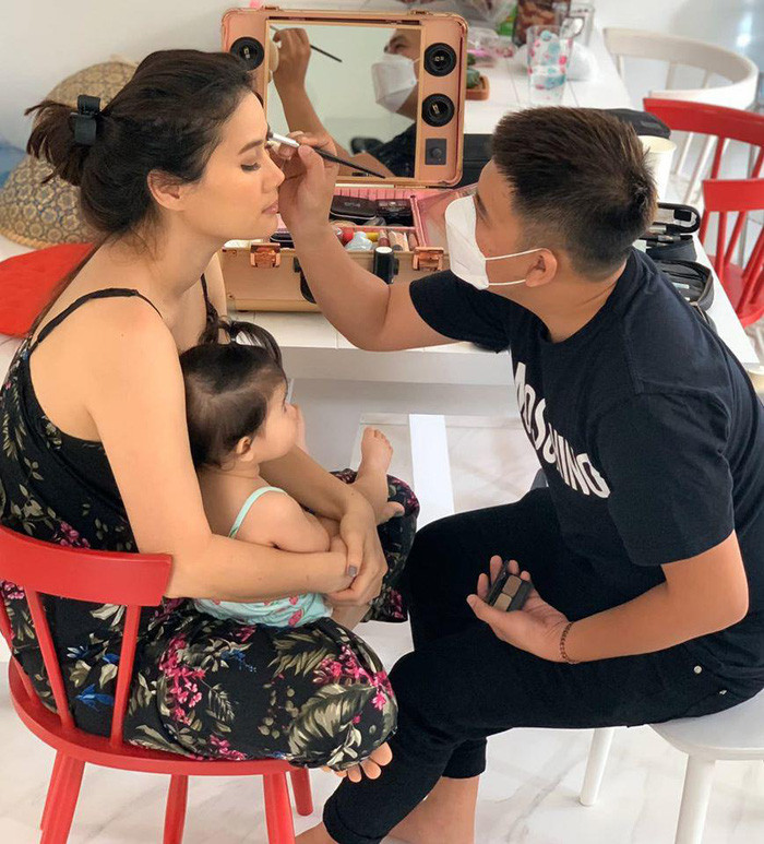 Nữ diễn viên cũng cho biết, hết dịch cô phải nhanh chóng đi làm trở lại để kiếm tiền nuôi con. Tuy nhiên, trên tay cô vẫn phải bồng bế cô con gái nhỏ. Bức ảnh chuẩn mẹ bỉm sữa của Thân Thuý Hà được nhiều người khen ngợi, tuy đơn giản nhưng lại rất ý nghĩa.