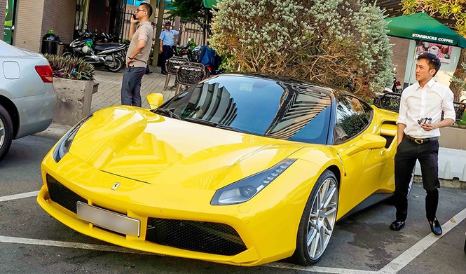 Bộ sưu tập siêu xe của Cường đô la đến từ hàng loại thương hiệu lừng danh như Ferrari F12, Porsche 911 GT3 RS, Rolls-Royce Wraith hay Mercedes G55 AMG...Ảnh: Tiền phong.