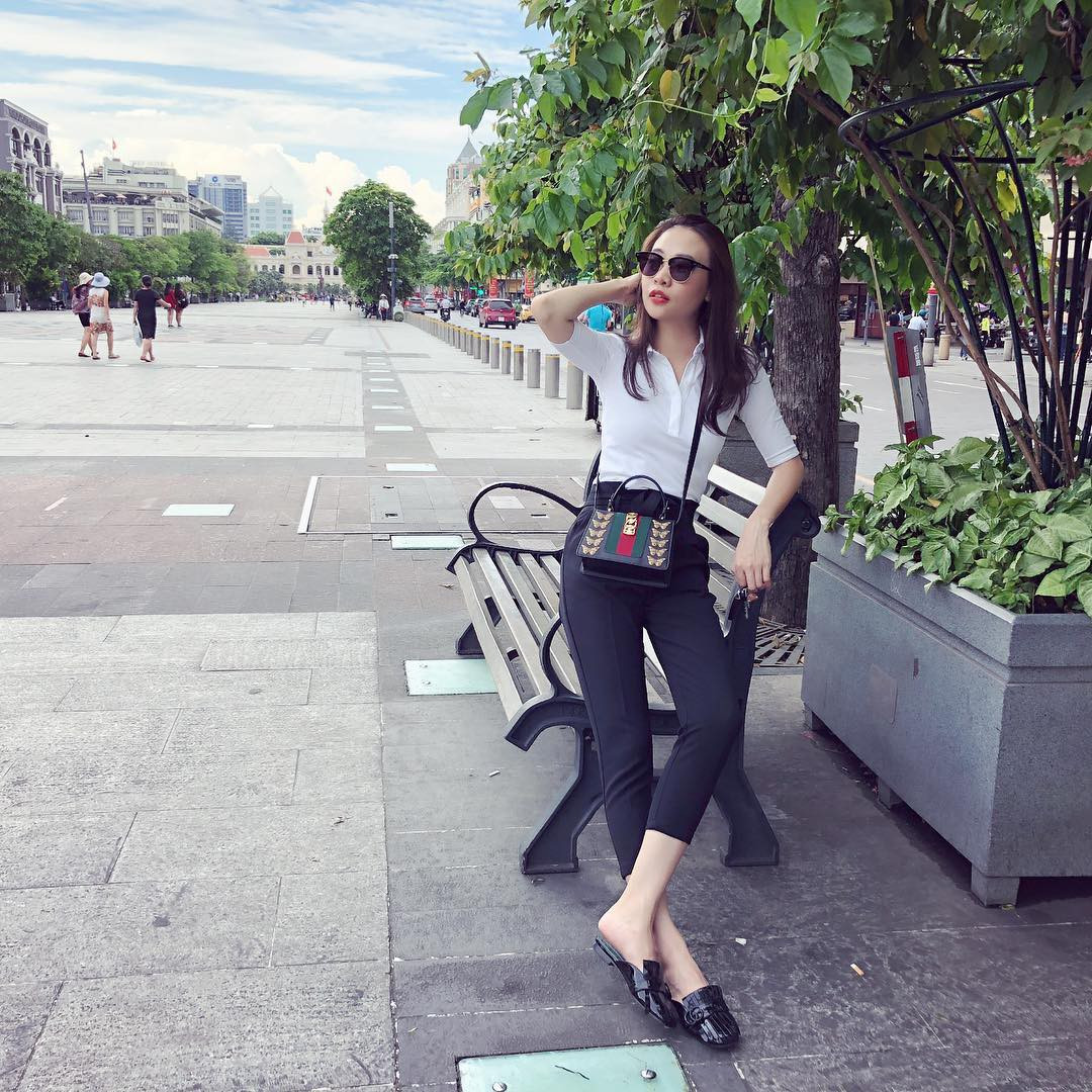 Đáng chú ý, Đàm Thu Trang cũng là một tay chơi hàng hiệu chẳng kém ai với hàng loạt món đồ của các nhà mốt Louis Vuitton, Gucci, Chanel...Ảnh: FBNV. Video: Cô Tấm” Hạ Vi nói về áp lực khi yêu Cường “đô la. Nguồn: VTC14.