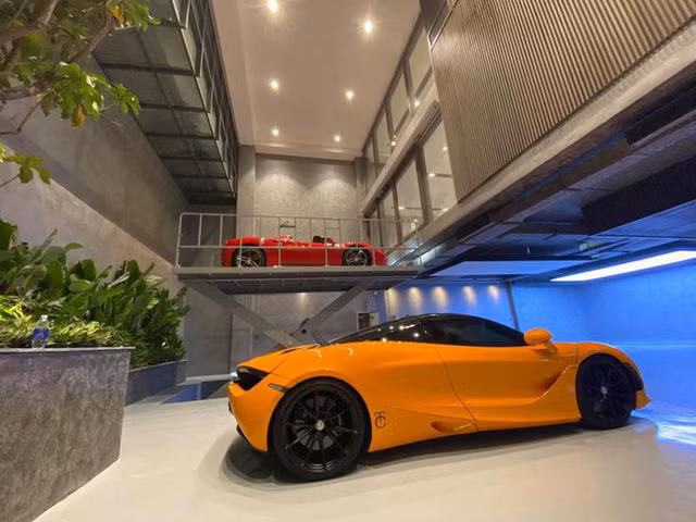 Căn biệt thự có gara ô tô rộng rãi chứa bộ sưu tập siêu xe nhiều tỷ đồng của hai vợ chồng. Ảnh: FBNV.