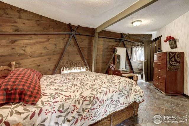 Căn nhà gồm 3 phòng ngủ, 2 phòng tắm.