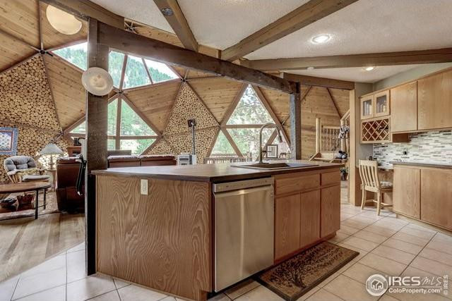  Nhà bếp được coi là không gian thú vị nhất trong nhà bởi vừa từ đây có thể ngắm toàn cảnh thiên nhiên bên ngoài thông qua nhiều cửa sổ.