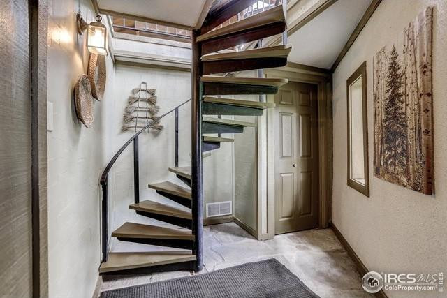 Cầu thang lên tầng 2.