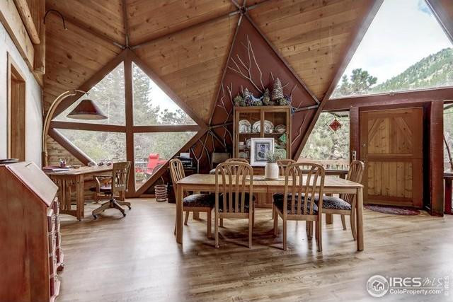 Một điểm ấn tượng nữa là bức tường bên ngoài được tạo thành từ các hình tam giác nối với nhau.