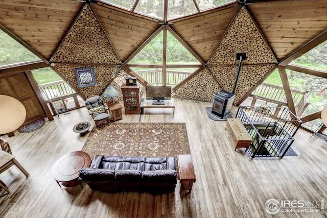 Không gian phòng khách nhìn từ trên cao.