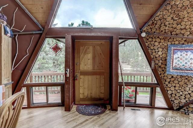 Lối vào nhà thoáng đãng.