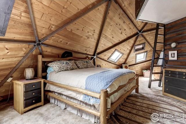 Trong phòng ngủ có nhiều cửa sổ lấy sáng.