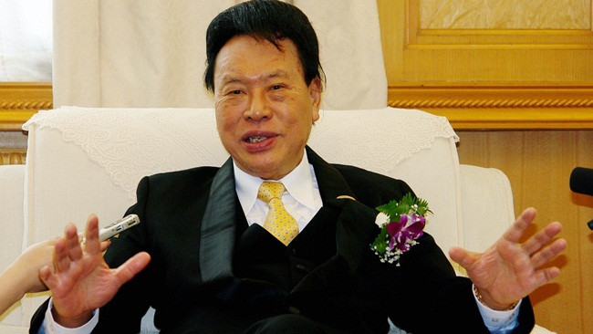 Ông sinh ra trong một gia đình trung lưu ở Hồ Nam, Trung Quốc năm 1923 và mất năm 2015 tại Bệnh viện ở Thâm Quyến. Đây cũng là thời điểm mà gia sản trị giá khoảng 2 tỷ USD của ông Yu được quyên góp cho hoạt động từ thiện.