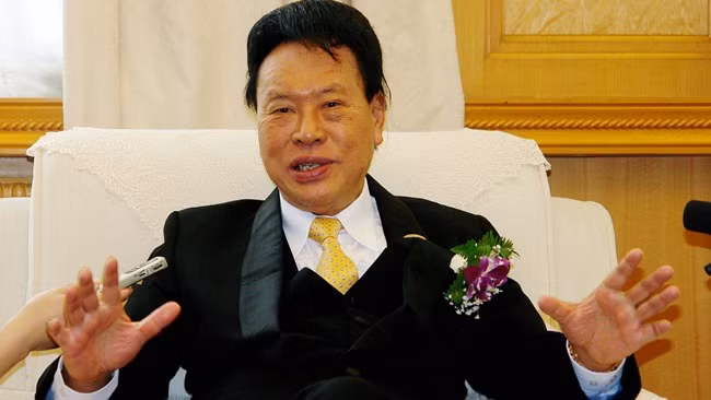 Ông sinh ra trong một gia đình trung lưu ở Hồ Nam, Trung Quốc năm 1923 và mất năm 2015 tại Bệnh viện ở Thâm Quyến. Đây cũng là thời điểm mà gia sản trị giá khoảng 2 tỷ USD của ông Yu được quyên góp cho hoạt động từ thiện.