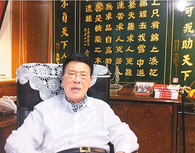 Làm việc với tâm niệm rằng ngay khi cọ bồn cầu, ông vẫn là người cọ sạch nhất, Yu được người chủ cất nhắc lên một vị trí quản lý cấp thấp. Rồi ông được người chủ ưu ái và cho phép sang Đài Loan, Trung Quốc để cùng mở công ty kinh doanh bất động sản vào những năm 1970. Bước ngoặt cuộc đời của Yu chính thức xuất hiện.