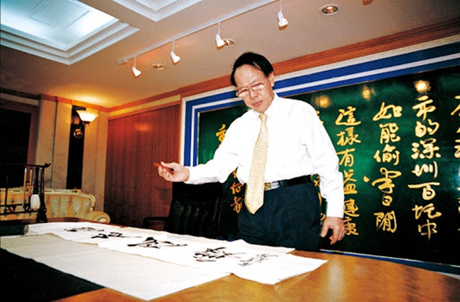 Nói về khát khao làm từ thiện của mình, tỷ phú bất động sản cho biết: ""Tôi không quan tâm đến những gì mà người ta nghĩ. Làm từ thiện khiến tôi hạnh phúc. Tôi từng rất nghèo". Nguồn ảnh: Xinhua, Weibo. Video: Kanye West tranh cử tổng thống, tỷ phú Tesla ủng hộ. Nguồn: VTC Now