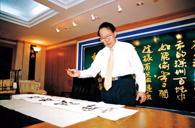 Nói về khát khao làm từ thiện của mình, tỷ phú bất động sản cho biết: ""Tôi không quan tâm đến những gì mà người ta nghĩ. Làm từ thiện khiến tôi hạnh phúc. Tôi từng rất nghèo". Nguồn ảnh: Xinhua, Weibo. Video: Kanye West tranh cử tổng thống, tỷ phú Tesla ủng hộ. Nguồn: VTC Now