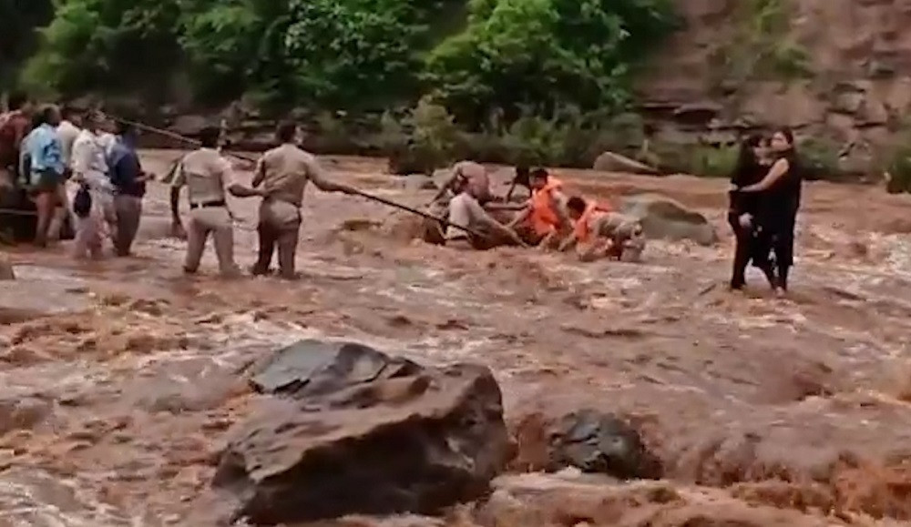 Nghẹt thở giải cứu 2 cô gái ra giữa dòng nước xiết chụp ảnh 'tự sướng'.