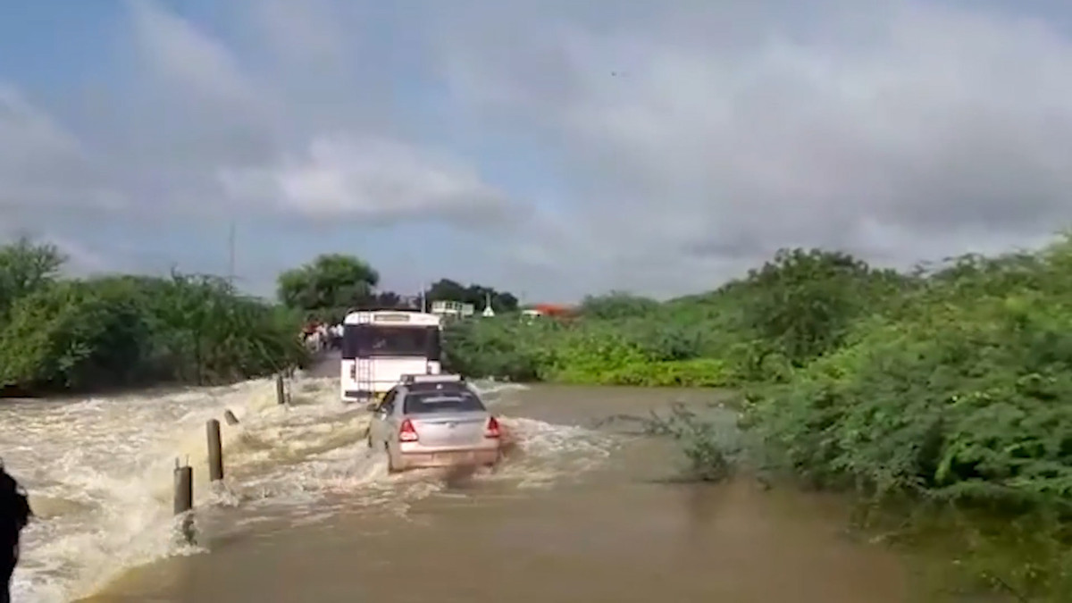 Ô tô trôi tuột khi cố lao qua dòng nước lũ.