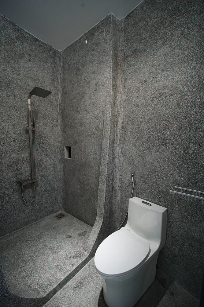Phòng tắm mộc mạc với tường xi măng. Nguồn ảnh: Archdaily.