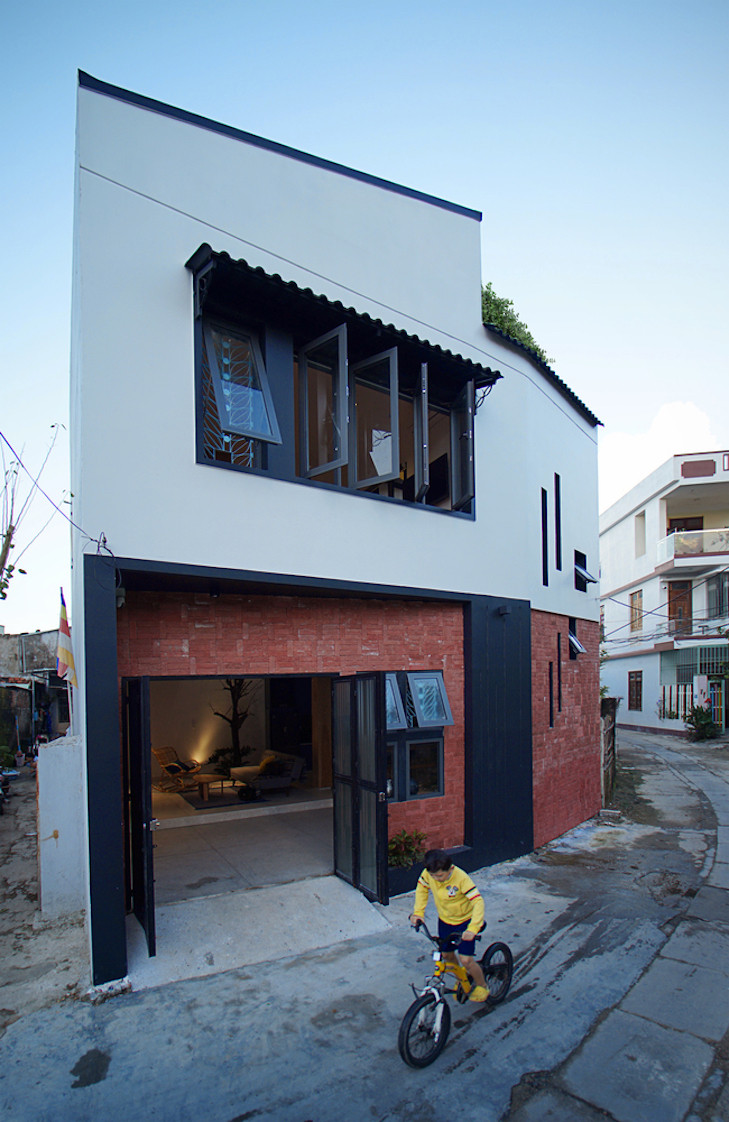 Mặt tiền và các hông nhà được bố trí nhiều cửa sổ nhỏ.