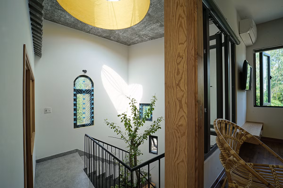 Những ô cửa ở mặt tiền mang nhiều hình dạng khác nhau có tác dụng đưa ánh sáng và gió vào ngôi nhà.