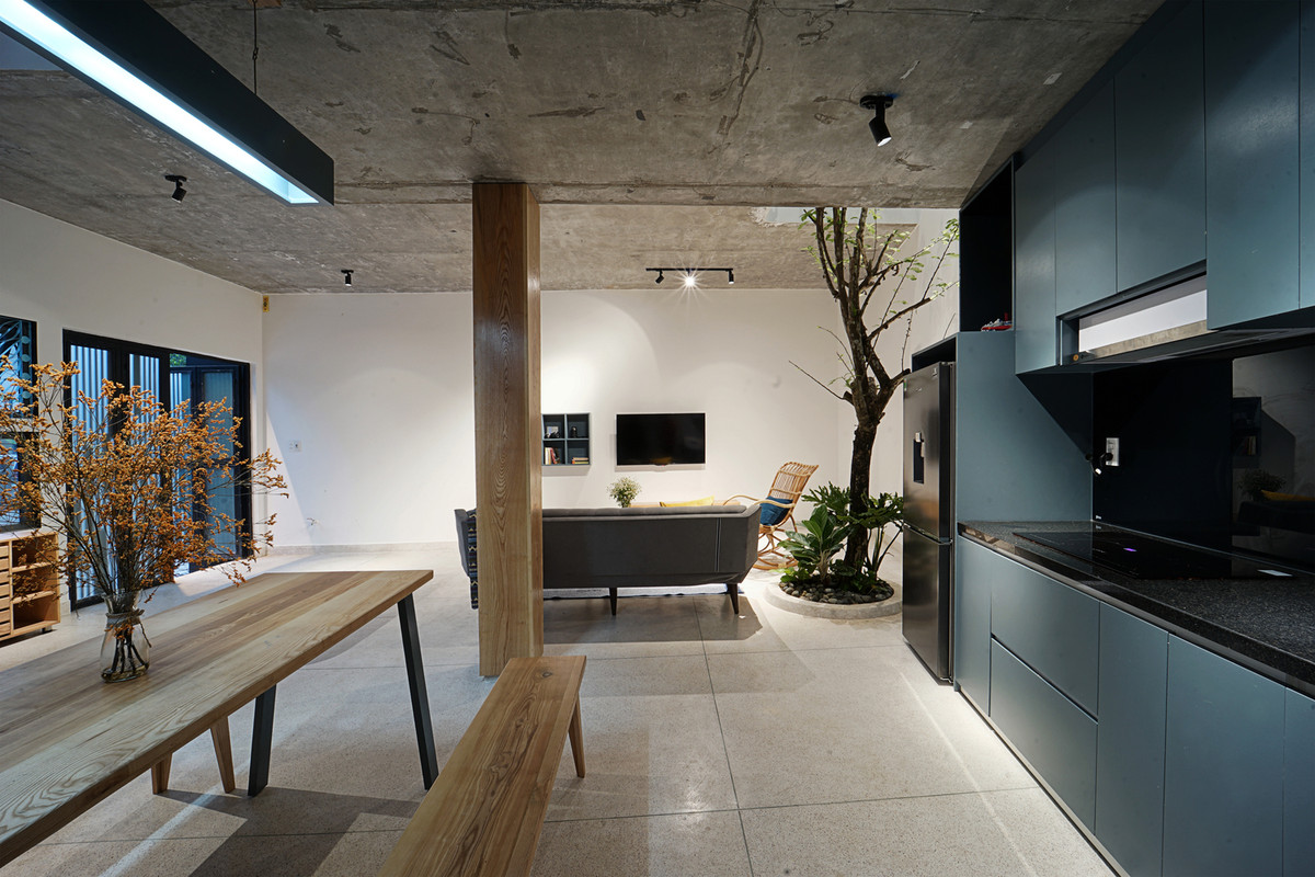 Tầng 1 gồm phòng khách và bếp.