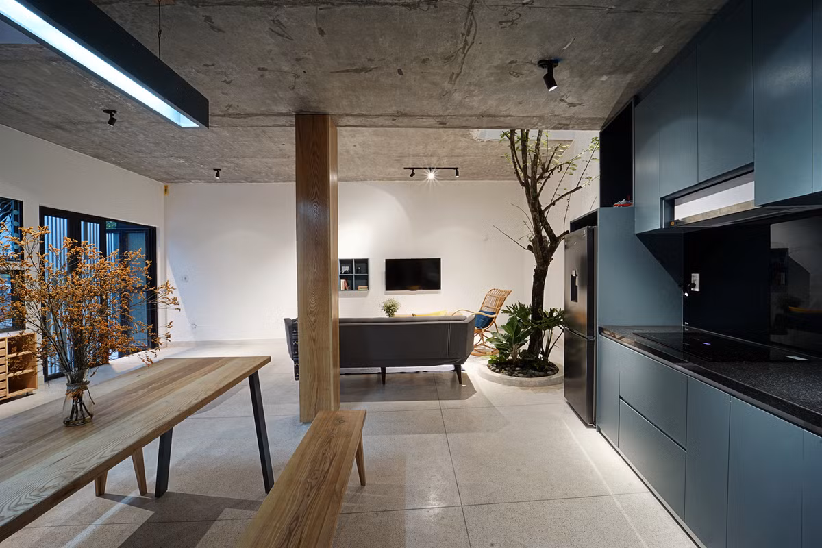 Tầng 1 gồm phòng khách và bếp.