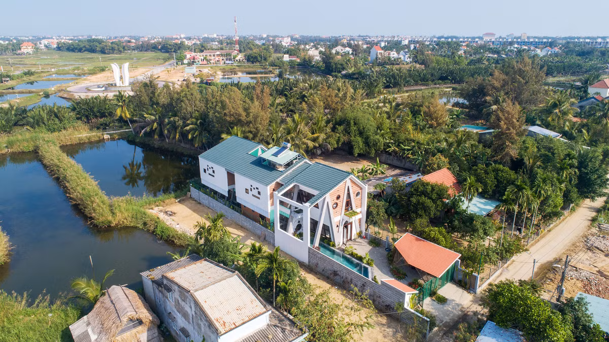 Tọa lạc tại thành phố Hội An (Quảng Nam), căn biệt thự lấy cảm hứng từ những giá trị văn hóa bản địa và hài hòa cùng môi trường cảnh quan tự nhiên tại địa phương.