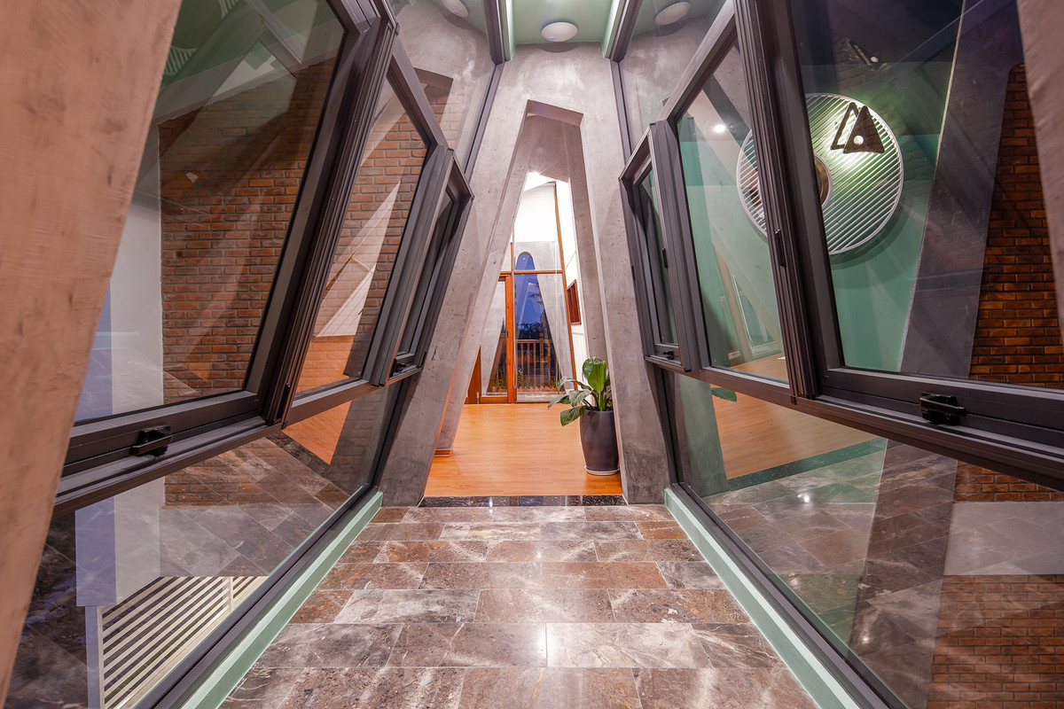 Chất liệu kính sử dụng xuyên suốt vừa tạo tầm nhìn vừa giúp đón ánh sáng tự nhiên tối đa.