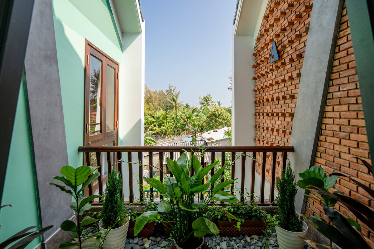 Cây xanh hiện hữu khắp nơi.