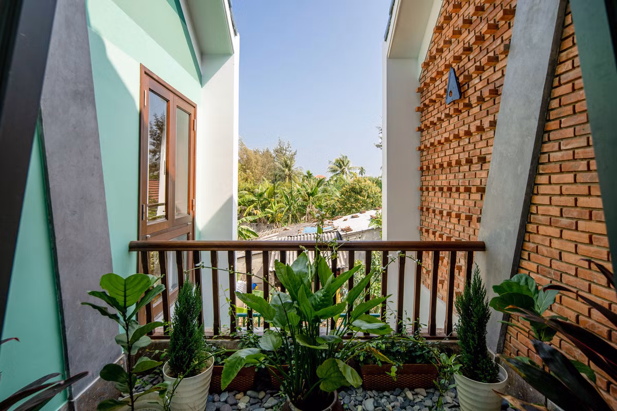 Cây xanh hiện hữu khắp nơi.