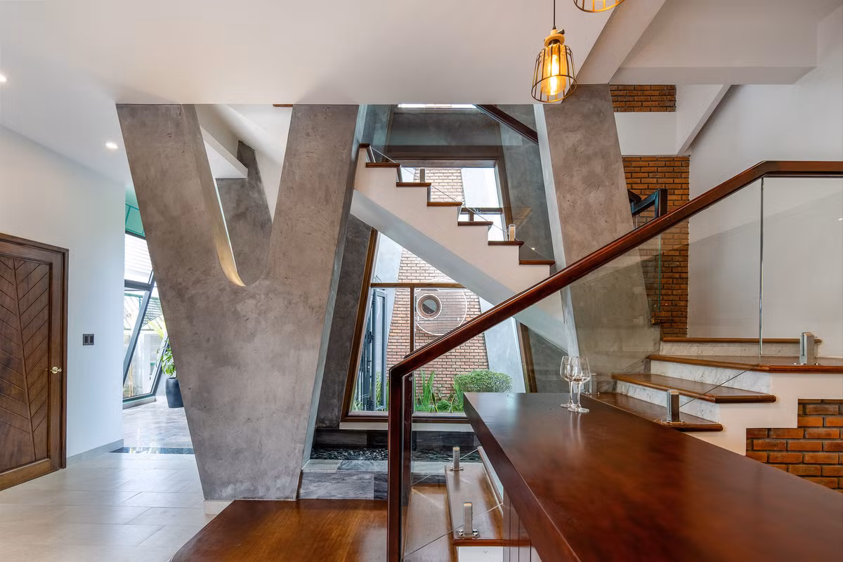 Giống như những ngôi nhà cổ ở Hội An, một số khu vườn nhỏ được sử dụng để chia biệt thự thành 3 khối ngắn nhằm gia tăng khả năng thông gió và lấy sáng tự nhiên.