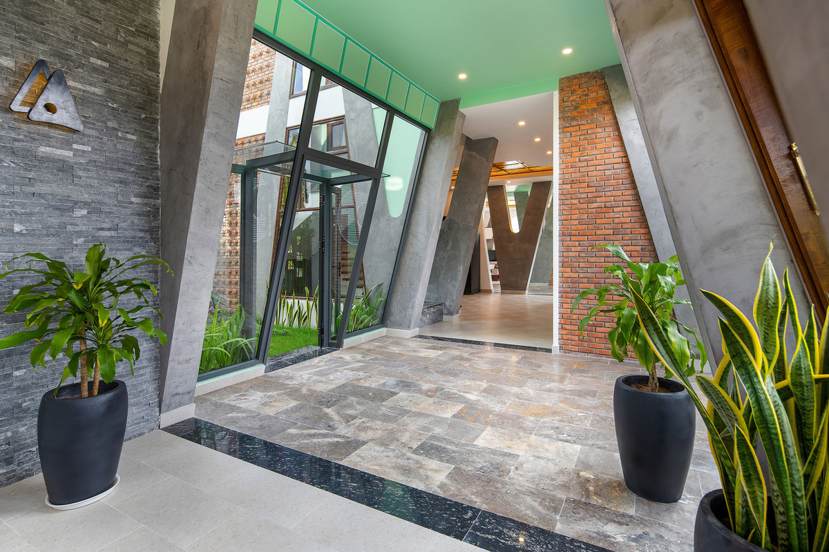 Lấy ý tưởng từ hình dạng lá và thân cây dừa nước, trục cột nghiêng trong nhà tạo ấn tượng mạnh mẽ về thị giác.